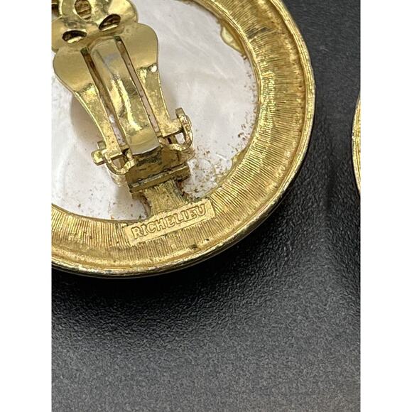 RICHELIEU Vintage Large Dome Off White Faux Pearl Gold Tone Clip On Earrings‎ - Picture 11 of 13